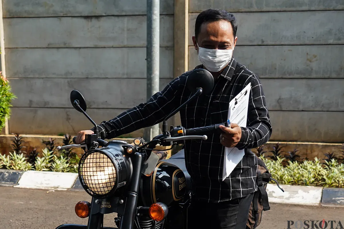 Petugas menginspeksi sepeda motor merek Royal Enfield milik mantan Gubernur Jawa Barat sekaligus terduga kasus korupsi Ridwan Kamil (RK) di Rumah Penyimpanan Benda Sitaan Negara, Cawang, Jakarta Timur, Jum'at, 25 April 2025. (Sumber: Poskota/Bilal Nugraha Ginanjar)
