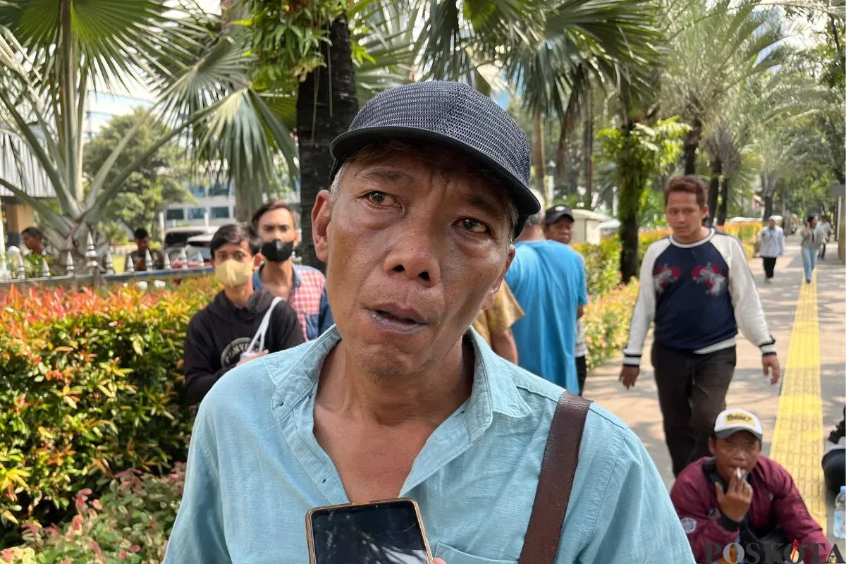 Pedagang binaan Ancol berunjuk rasa di depan Balai Kota menuntut ketidakadilan soal aturan, Senin, 28 April 2025. (Sumber: Poskota/Pandi Ramedhan)