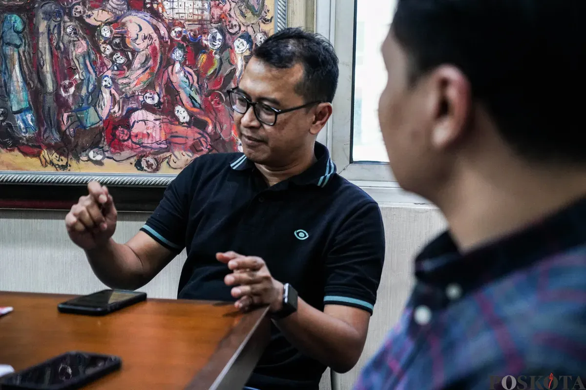 Wakil Pemimpin Radaksi Poskota, Guruh Nara Persada (kiri) saat menerima kunjungan kerja dari Partai Solidaritas Indonesia (PSI) ke kantor redaksi Poskota di Jalan Bang Pitung, Sukabumi Utara, Kebon Jeruk, Jakarta Barat, Senin, 28 April 2025. (Sumber: Poskota/Bilal Nugraha Ginanjar)