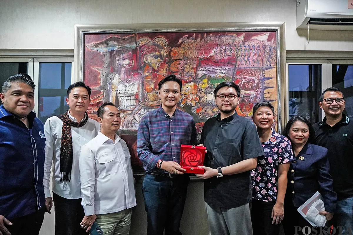 Direktur Utama sekaligus Pemimpin Umum Poskota, Azisoko Harmoko (keempat kiri) mendapat cendera mata usai menerima kunjungan kerja dari Partai Solidaritas Indonesia (PSI) ke kantor redaksi Poskota di Jalan Bang Pitung, Sukabumi Utara, Kebon Jeruk, Jakarta Barat, Senin, 28 April 2025. (Sumber: Poskota/Bilal Nugraha Ginanjar)
