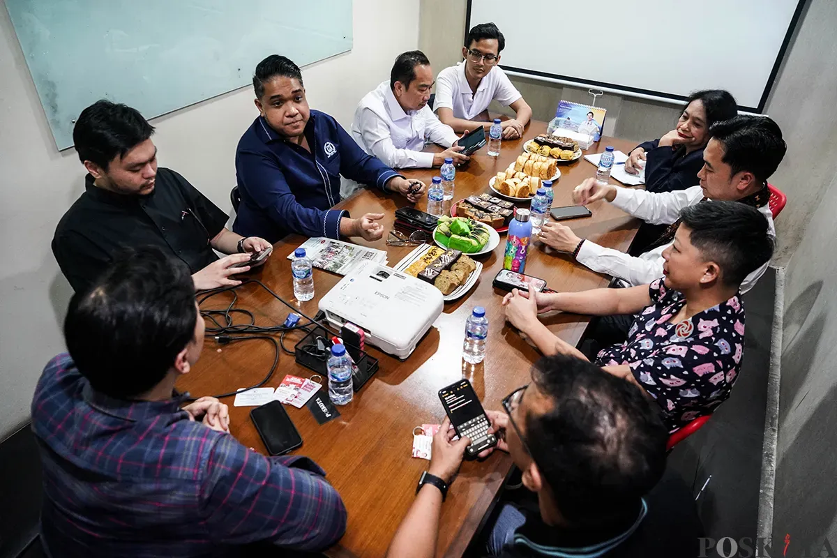 Sejumlah petinggi Partai Solidaritas Indonesia (PSI) saat berkunjung ke kantor redaksi Poskota di Jalan Bang Pitung, Sukabumi Utara, Kebon Jeruk, Jakarta Barat, Senin, 28 April 2025. (Sumber: Poskota/Bilal Nugraha Ginanjar)