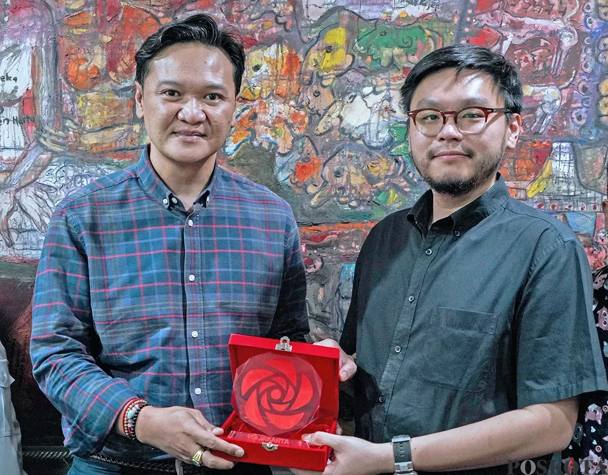 Direktur Utama sekaligus Pemimpin Umum Poskota, Azisoko Harmoko (kiri) mendapat cendera mata usai menerima kunjungan kerja dari Partai Solidaritas Indonesia (PSI) ke kantor redaksi Poskota di Jalan Bang Pitung, Sukabumi Utara, Kebon Jeruk, Jakarta Barat, Senin, 28 April 2025. (Sumber: Poskota/Bilal Nugraha Ginanjar)