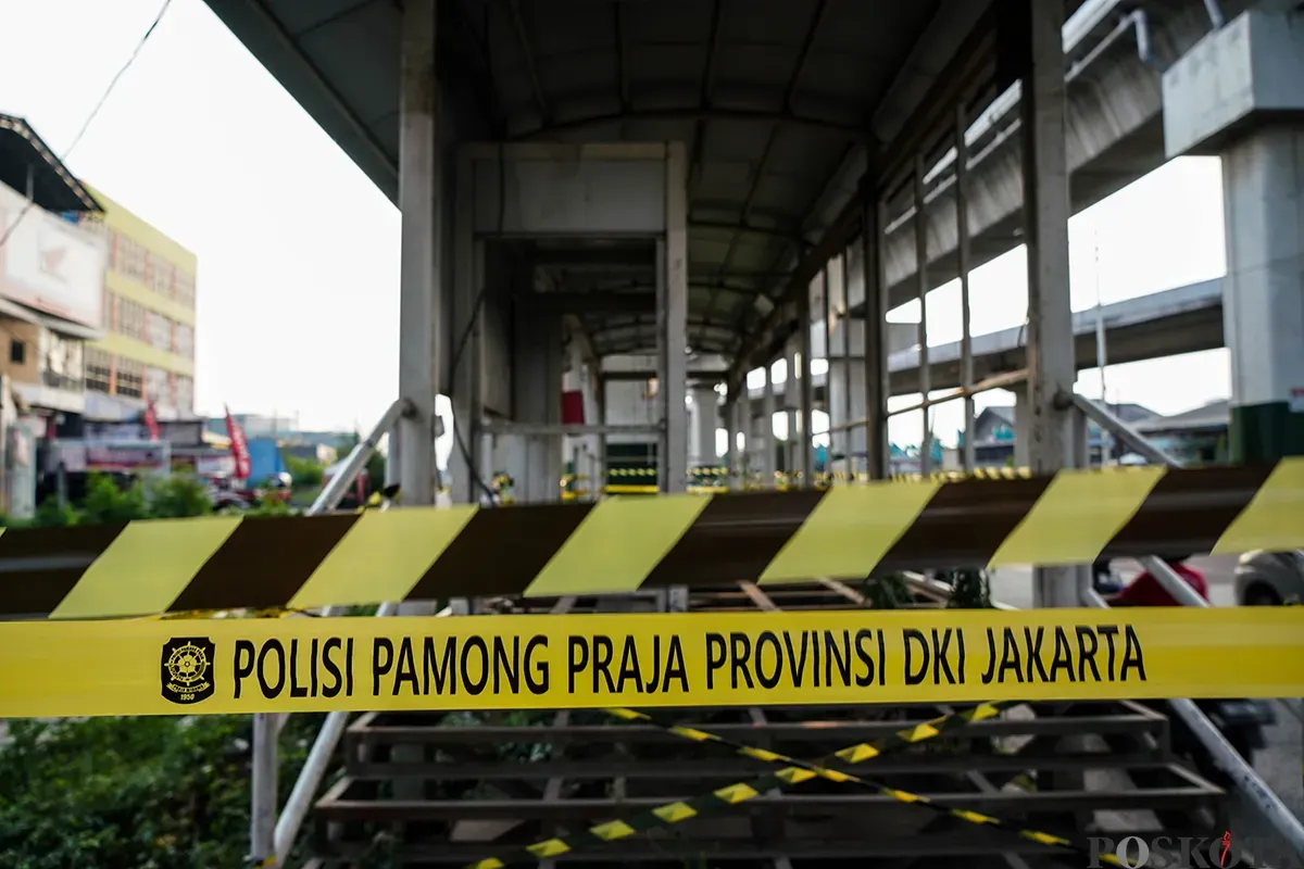 Kondisi jembatan penyebrangan orang (JPO) dan halte yang rusak dan terbengkalai di Jalan Raya Bekasi, Cakung, Jakarta Timur, Selasa, 29 April 2025. (Sumber: Poskota/Bilal Nugraha Ginanjar)