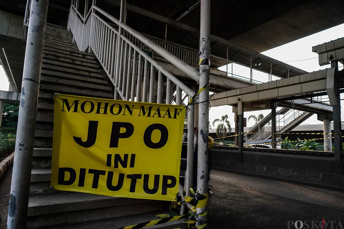 Kondisi jembatan penyebrangan orang (JPO) dan halte yang rusak dan terbengkalai di Jalan Raya Bekasi, Cakung, Jakarta Timur, Selasa, 29 April 2025. (Sumber: Poskota/Bilal Nugraha Ginanjar)