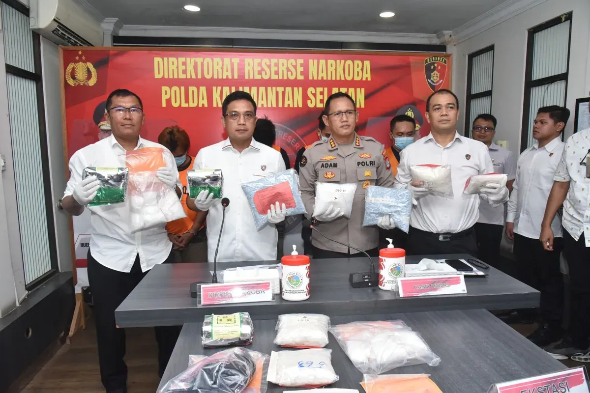 Konferensi pers Direktorat Reserse Narkoba Polda Kalimantan Selatan (Kalsel) terkait pengungkapan jaringan narkoba lintas Kalimantan dan Sulawesi terafiliasi gembong narkotika internasional Fredy Pratama. (Sumber: Polda Kalsel)