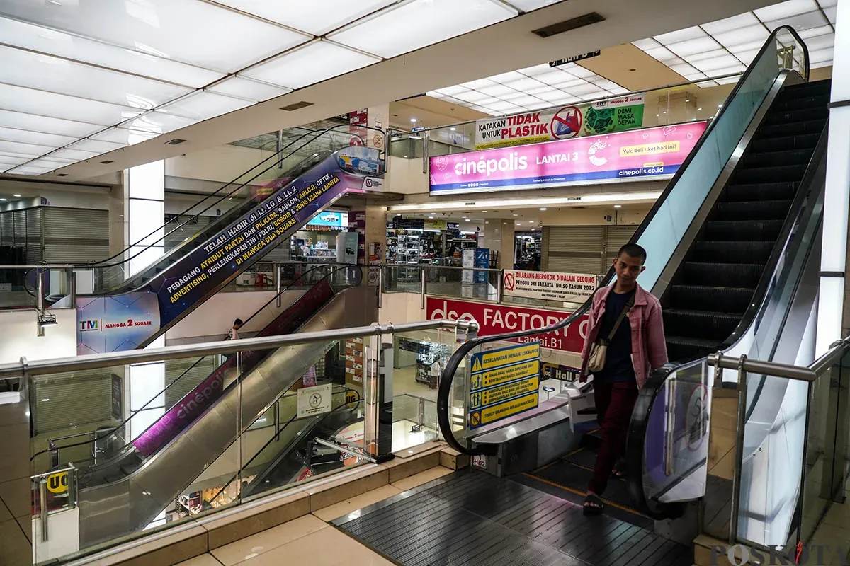 Kondisi setiap sudut lapak para pedagang yang tutup dan tampak sepi di Mangga Dua Square, Jakarta, Selasa, 29 April 2025. (Sumber: Poskota/Bilal Nugraha Ginanjar)