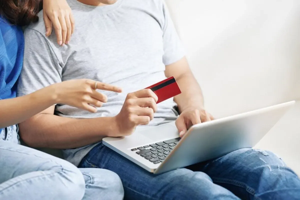 Cara cek legalitas pinjol legal atau ilegal. (Sumber: Freepik)