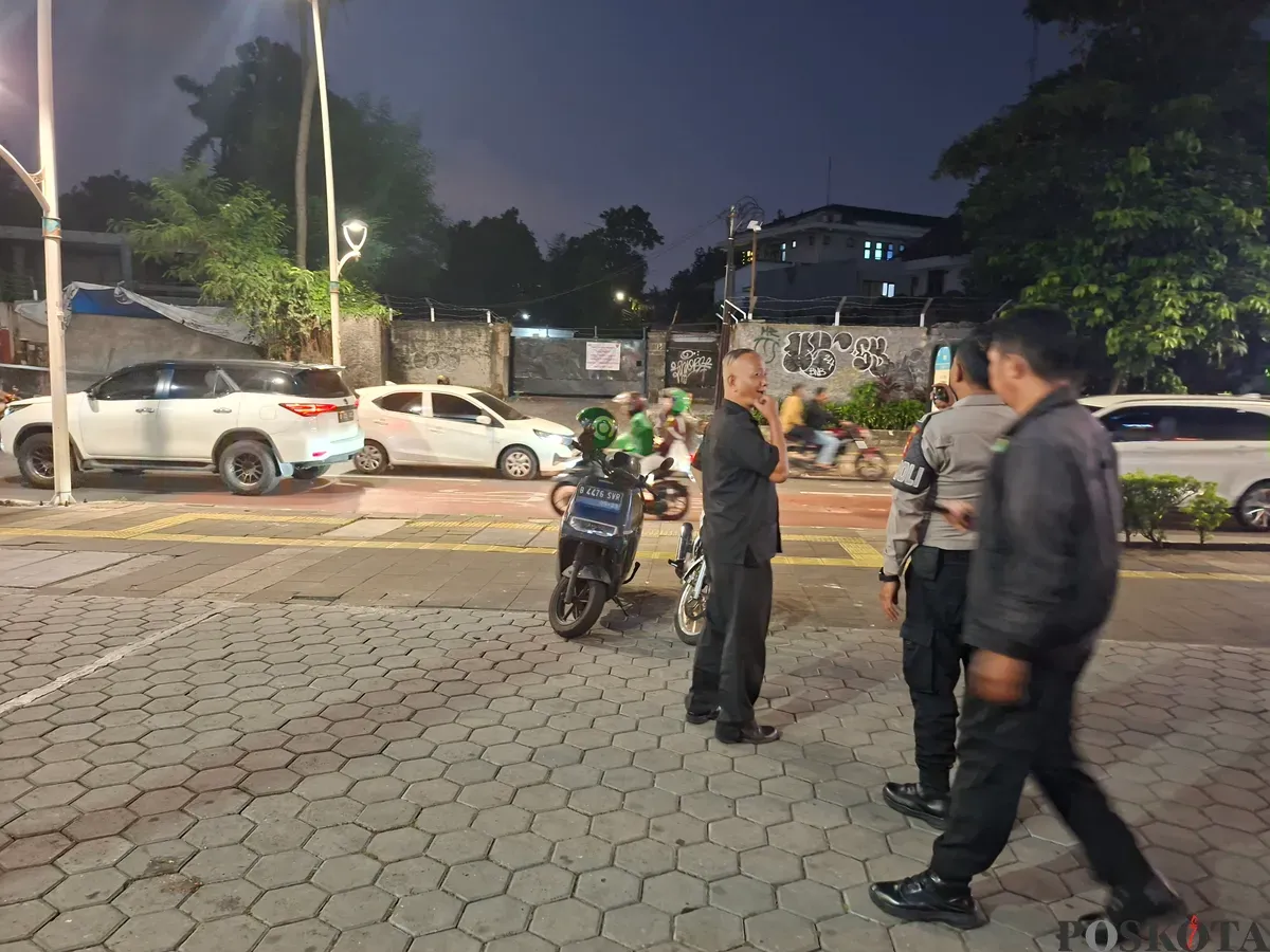 Petugas melakukan patroli di tempat terjadinya bentrok antardua kelompok, di Jalan Raya Kemang, Jakarta Selatan, Rabu malam, 30 April 2025. Di lokasi sudah terpantau kondusif. (Sumber: Poskota/Angga Pahlevi)
