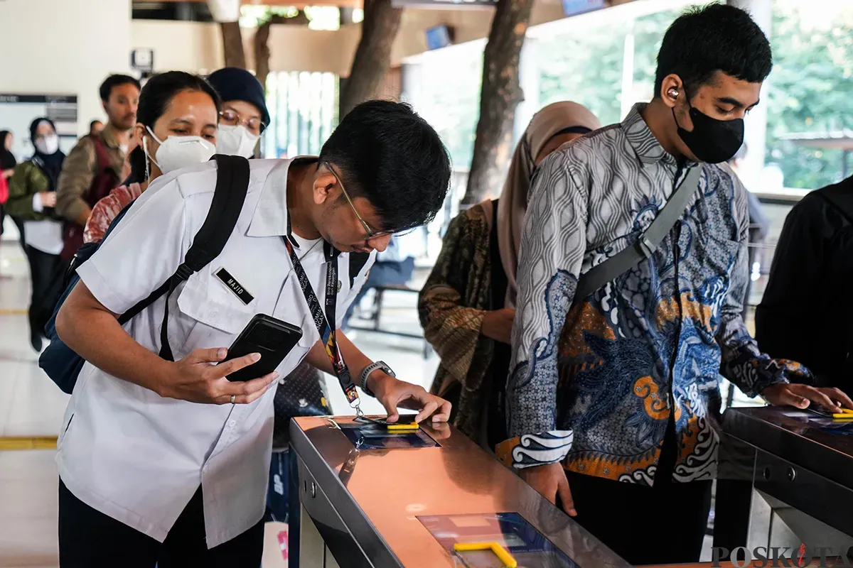 Sejumlah Aparatur Sipil Negara (ASN) Jakarta menempelkan tiket saat akan menaiki transportasi umum Transjakarta saat berangkat kerja di Halte Balaikota, Jakarta, Rabu, 30 April 2025. (Sumber: Poskota/Bilal Nugraha Ginanjar)
