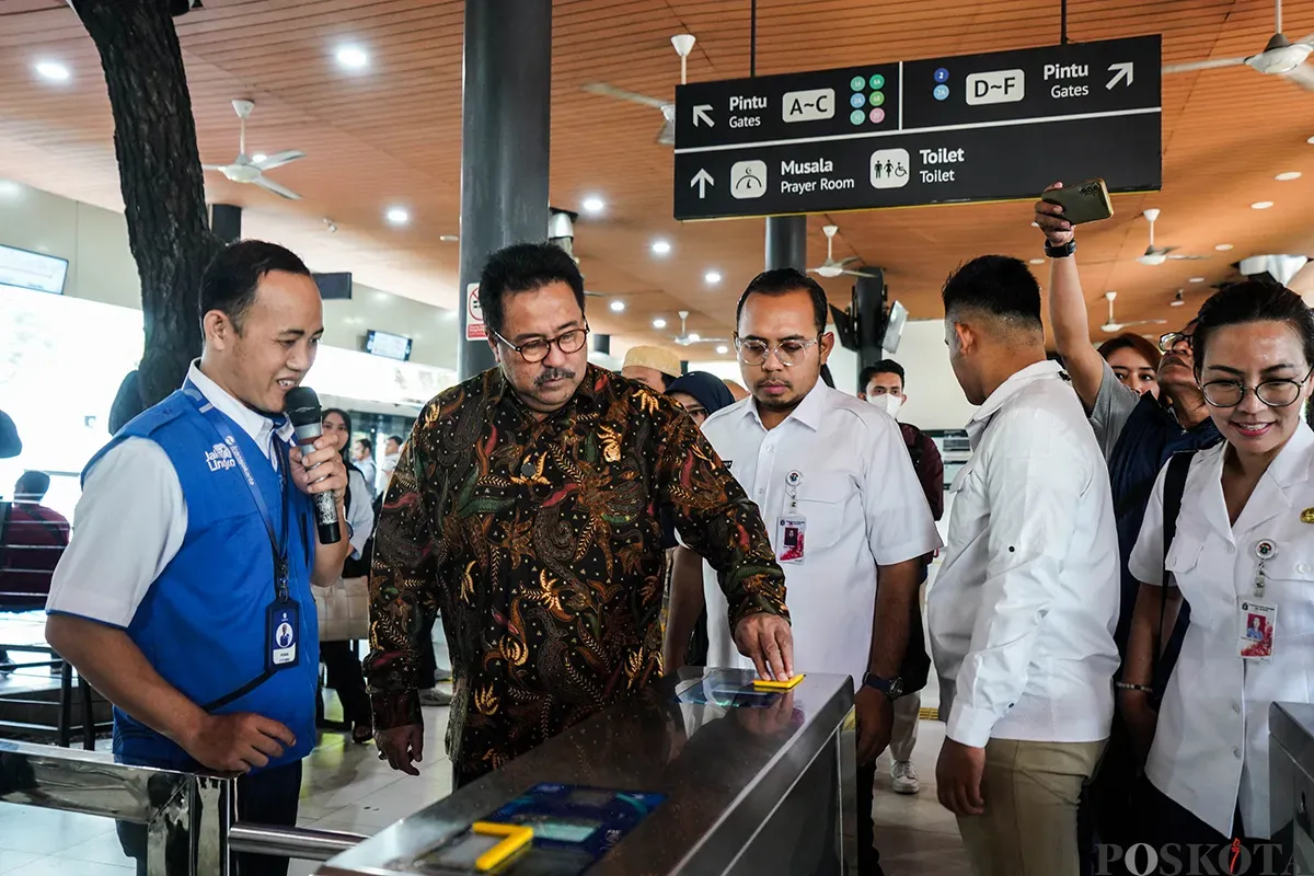 Wakil Gubernur Jakarta, Rano Karno diikuti ejumlah Aparatur Sipil Negara (ASN) Jakarta menempelkan tiket saat akan menaiki transportasi umum Transjakarta saat berangkat kerja di Halte Balaikota, Jakarta, Rabu, 30 April 2025. (Sumber: Poskota/Bilal Nugraha Ginanjar)