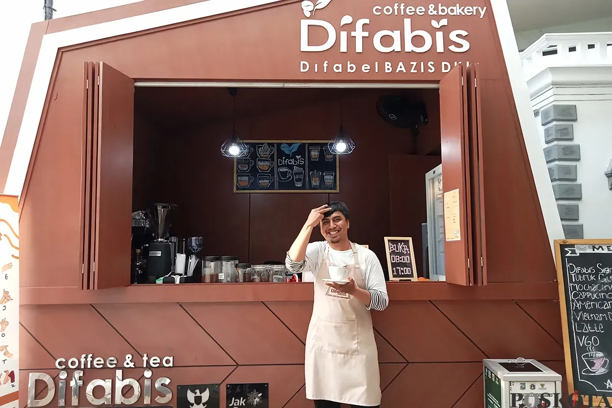Ismail Lubis (37 tahun) , penyandang disabilitas tunarungu yang bekerja sebagai barista di Cafe Difabis, Kantor Walikota Jakarta Pusat. Rabu, 30 April 2025. (Sumber: Poskota/Nurpini Aulia Rapika)