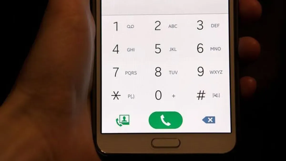 Ganti nomor HP sering dianggap solusi untuk menghindari teror dari debt collector (DC) pinjol, seperti spam telepon dan pesan intimidatif, namun dapat menimbulkan risiko dan kerugian. (Sumber: Pinterest)