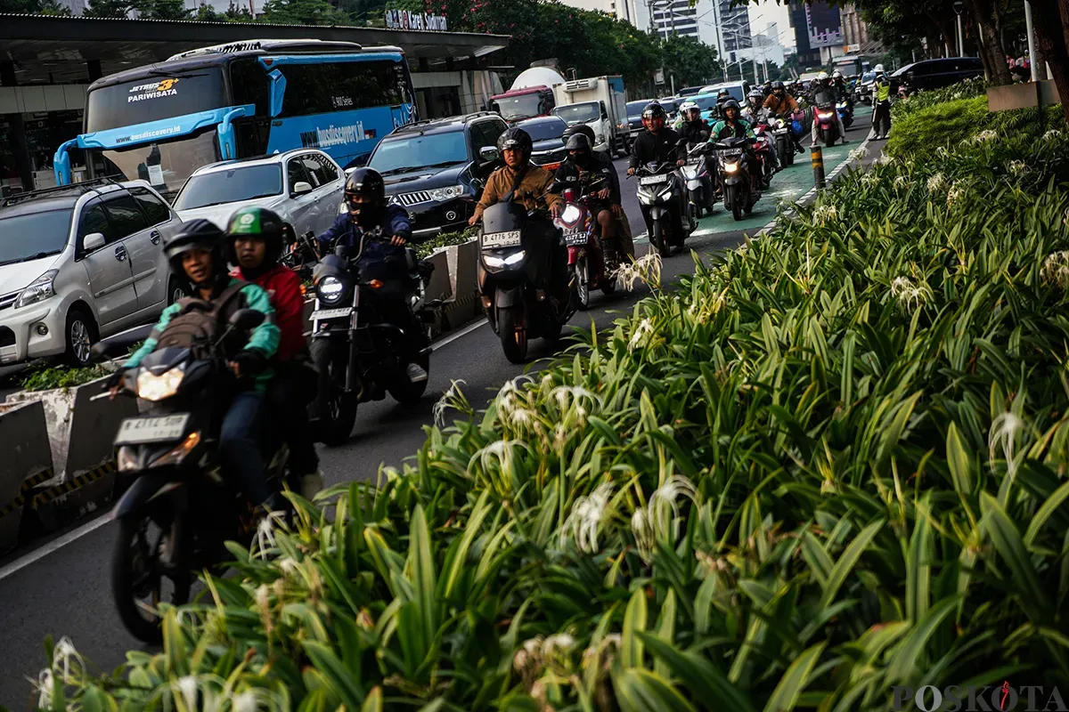 Sejumlah pengendara sepeda motor melintas di jalur pengguna sepeda di kawasan Jalan Jenderal Sudirman, Jakarta, Rabu, 30 April 2025. (Sumber: Poskota/Bilal Nugraha Ginanjar)