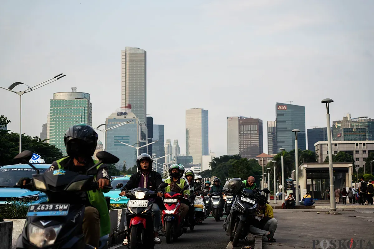 Sejumlah pengendara sepeda motor melintas di jalur pengguna sepeda di kawasan Jalan Jenderal Sudirman, Jakarta, Rabu, 30 April 2025. (Sumber: Poskota/Bilal Nugraha Ginanjar)