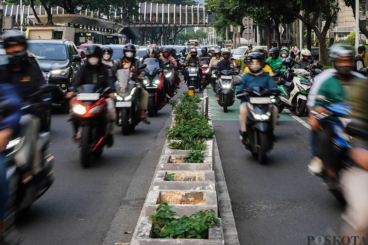 Sejumlah pengendara sepeda motor melintas di jalur pengguna sepeda di kawasan Jalan Jenderal Sudirman, Jakarta, Rabu, 30 April 2025. (Sumber: Poskota/Bilal Nugraha Ginanjar)