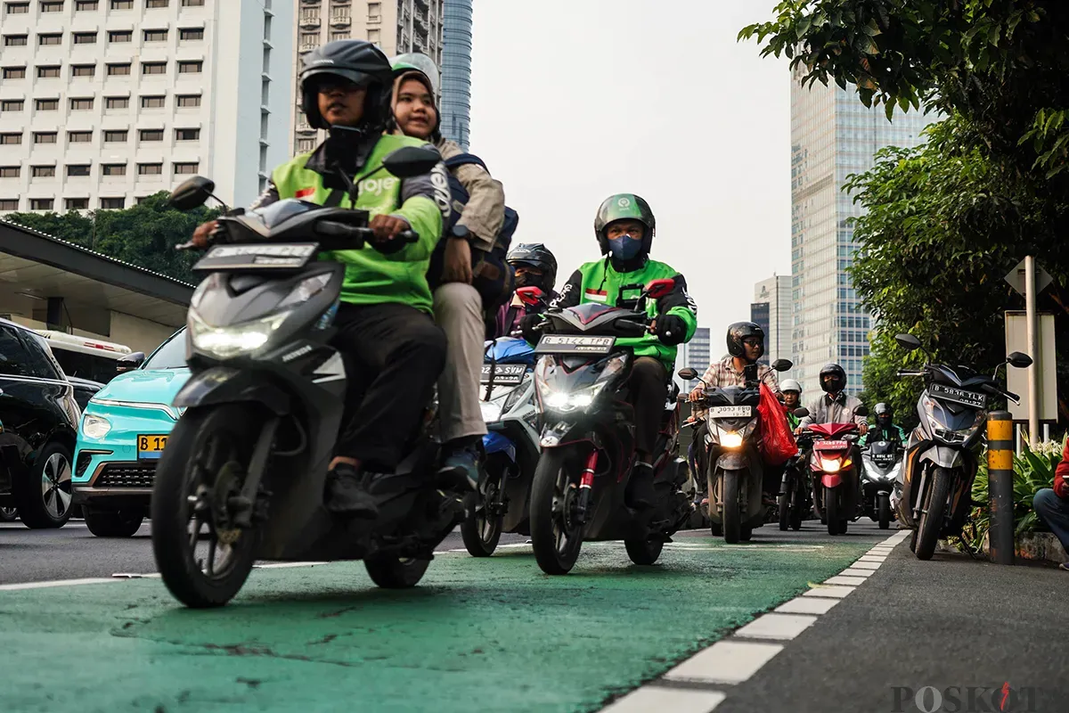 Sejumlah pengendara sepeda motor melintas di jalur pengguna sepeda di kawasan Jalan Jenderal Sudirman, Jakarta, Rabu, 30 April 2025. (Sumber: Poskota/Bilal Nugraha Ginanjar)