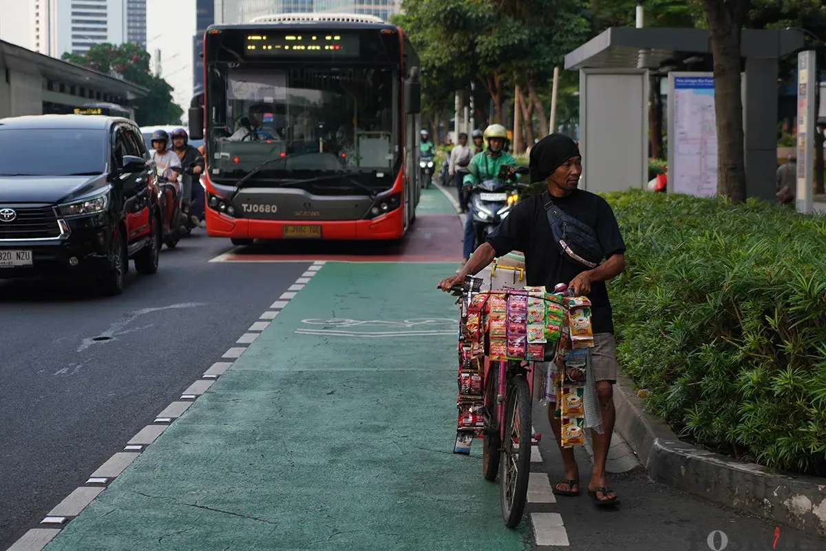Sejumlah pengendara sepeda motor melintas di jalur pengguna sepeda di kawasan Jalan Jenderal Sudirman, Jakarta, Rabu, 30 April 2025. (Sumber: Poskota/Bilal Nugraha Ginanjar)