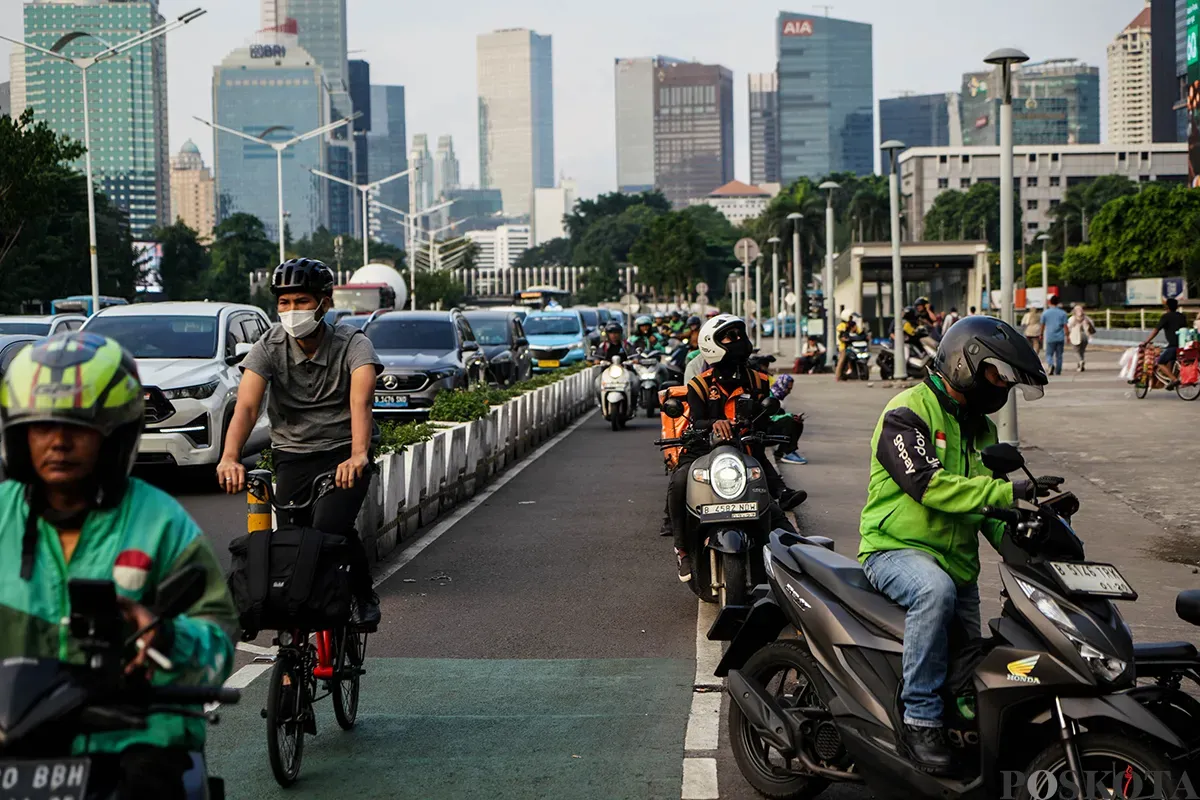 Sejumlah pengendara sepeda motor melintas di jalur pengguna sepeda di kawasan Jalan Jenderal Sudirman, Jakarta, Rabu, 30 April 2025. (Sumber: Poskota/Bilal Nugraha Ginanjar)