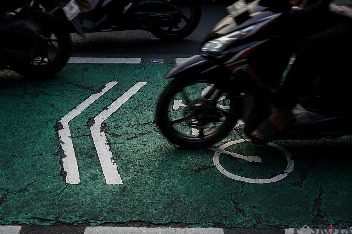 Sejumlah pengendara sepeda motor melintas di jalur pengguna sepeda di kawasan Jalan Jenderal Sudirman, Jakarta, Rabu, 30 April 2025. (Sumber: Poskota/Bilal Nugraha Ginanjar)