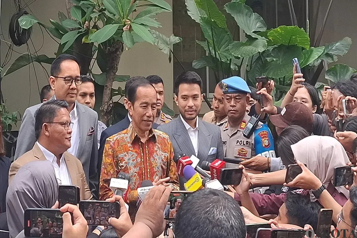 Mantan Presiden Joko Widodo (Jokowi) telah resmi melaporkan tuduhan ijazah palsu oleh sekelompok masyarakat ke Polda Metro Jaya, Rabu, 30 April 2025. (Sumber: Poskota/Ali Mansur)