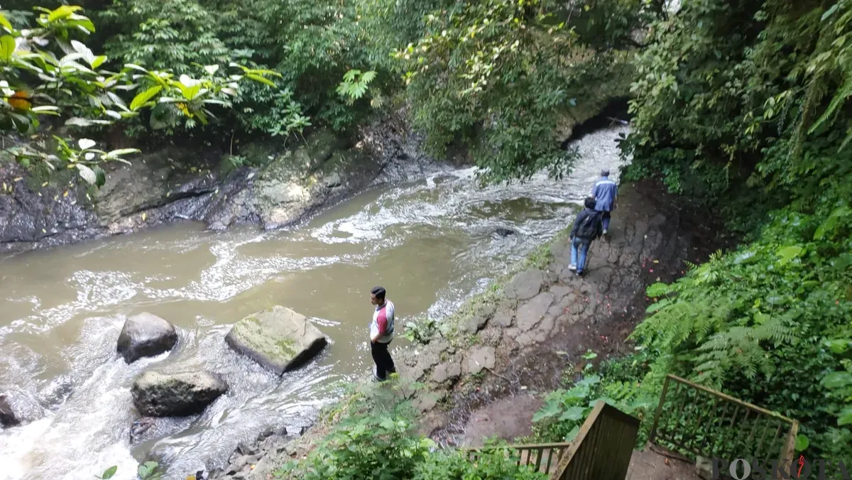 Kondisi aliran Sungai Cikapundung wilayah Kabupaten Bandung, Rabu 30 April 2025. (Sumber: Poskota/Gatot Poedji Utomo)
