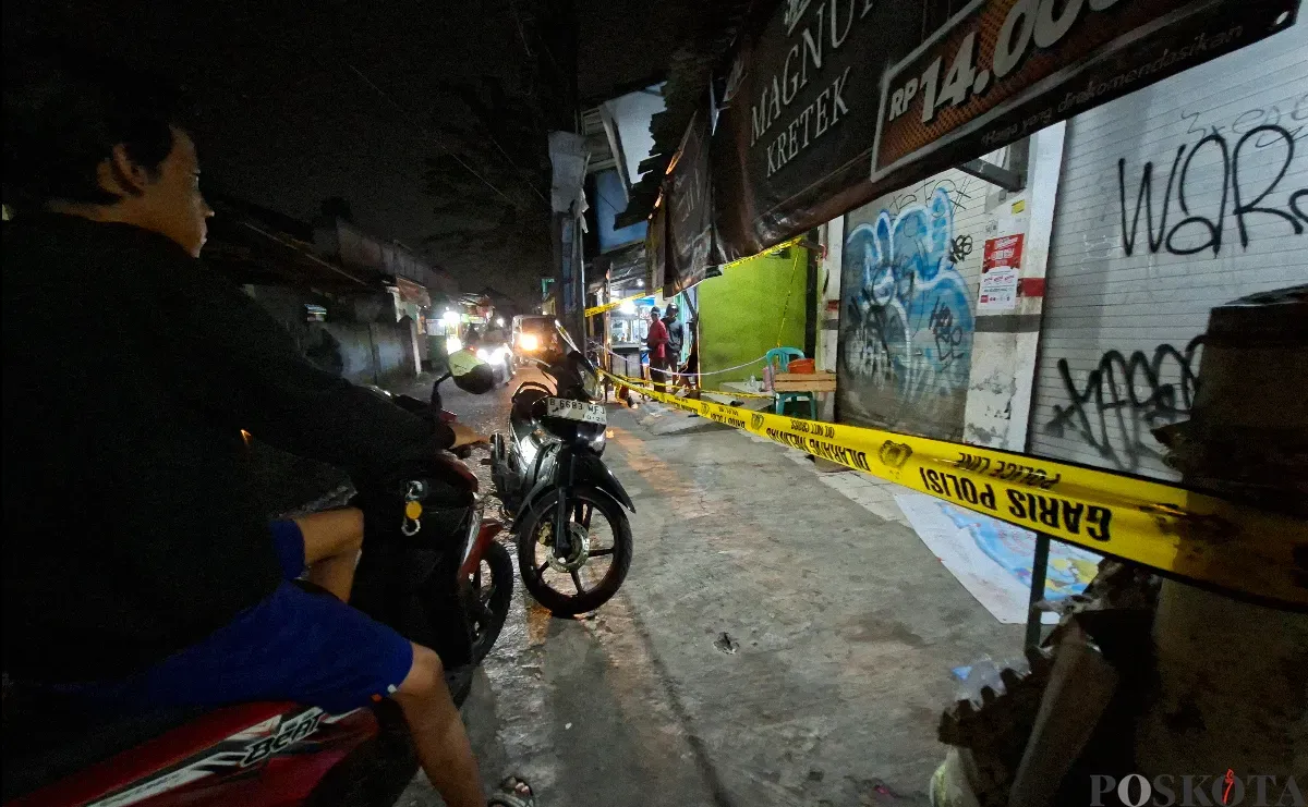 Warga melihat lokasi pembunuhan di Jalan Masjid Darussalam, Kelurahan Kedaung, Pamulang, Tangsel yang telah dipasang garis polisi, Rabu, 30 April 2025. (Sumber: Poskota/Angga Pahlevi)