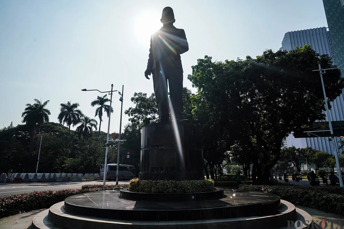 Patung Pahlawan Nasional MH Thamrin berdiri kokoh di Jalan Merdeka Selatan, Jakarta Pusat, Rabu, 30 April 2025. (Sumber: Poskota/Bilal Nugraha Ginanjar)