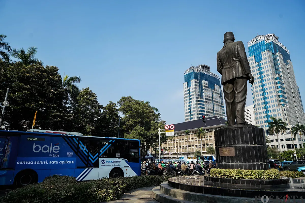 Patung Pahlawan Nasional MH Thamrin berdiri kokoh di Jalan Merdeka Selatan, Jakarta Pusat, Rabu, 30 April 2025. (Sumber: Poskota/Bilal Nugraha Ginanjar)