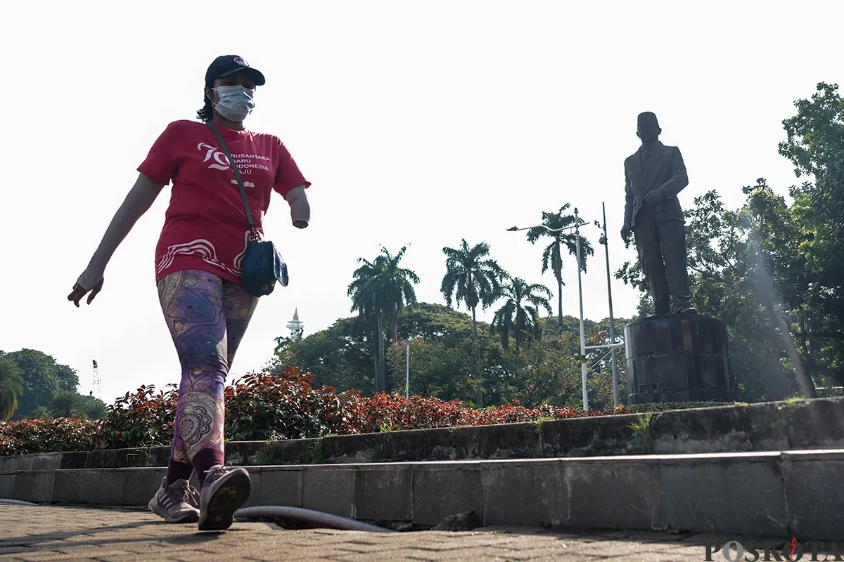 Patung Pahlawan Nasional MH Thamrin berdiri kokoh di Jalan Merdeka Selatan, Jakarta Pusat, Rabu, 30 April 2025. (Sumber: Poskota/Bilal Nugraha Ginanjar)