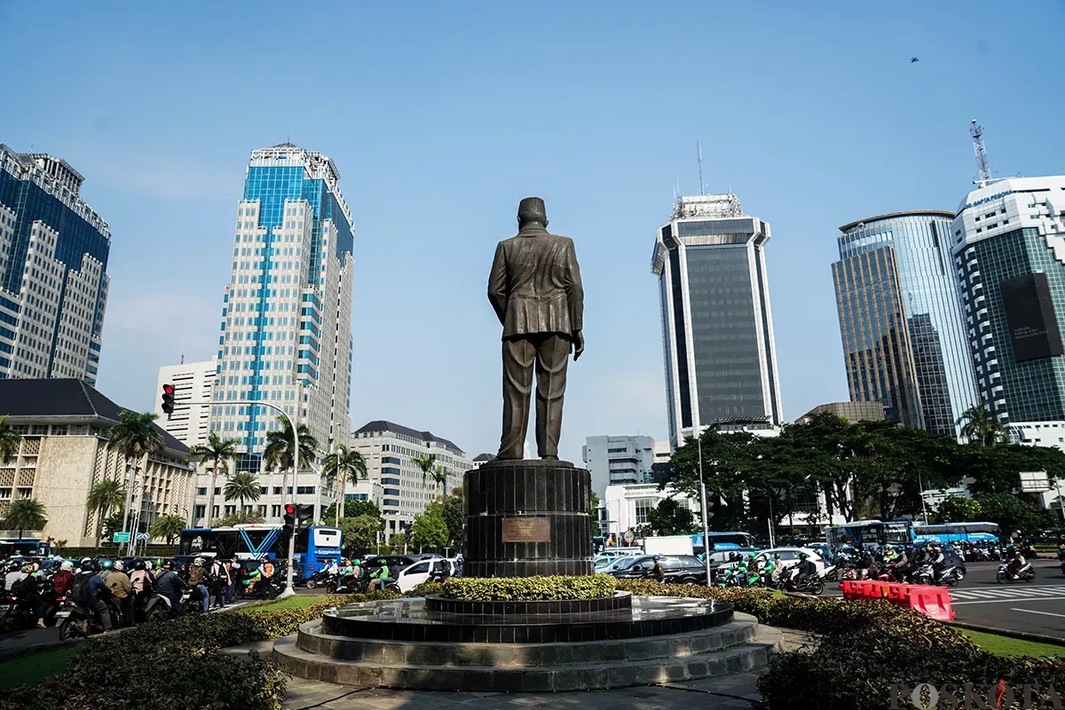 Patung Pahlawan Nasional MH Thamrin berdiri kokoh di Jalan Merdeka Selatan, Jakarta Pusat, Rabu, 30 April 2025. (Sumber: Poskota/Bilal Nugraha Ginanjar)