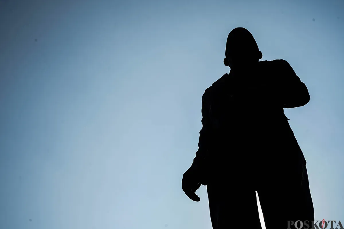 Patung Pahlawan Nasional MH Thamrin berdiri kokoh di Jalan Merdeka Selatan, Jakarta Pusat, Rabu, 30 April 2025. (Sumber: Poskota/Bilal Nugraha Ginanjar)