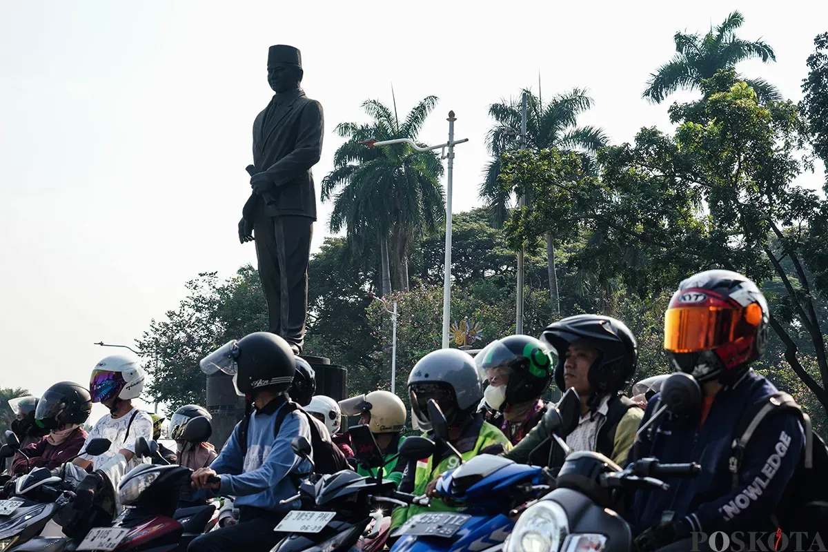 Patung Pahlawan Nasional MH Thamrin berdiri kokoh di Jalan Merdeka Selatan, Jakarta Pusat, Rabu, 30 April 2025. (Sumber: Poskota/Bilal Nugraha Ginanjar)