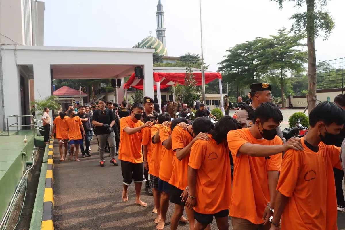 23 penjahat kasus Begal dan Curanmor ditangkap Polres Tangerang Selatan. Mereka diamankan beserta puluhan barang bukti. (Sumber: Humas Polres Tangerang Selatan)
