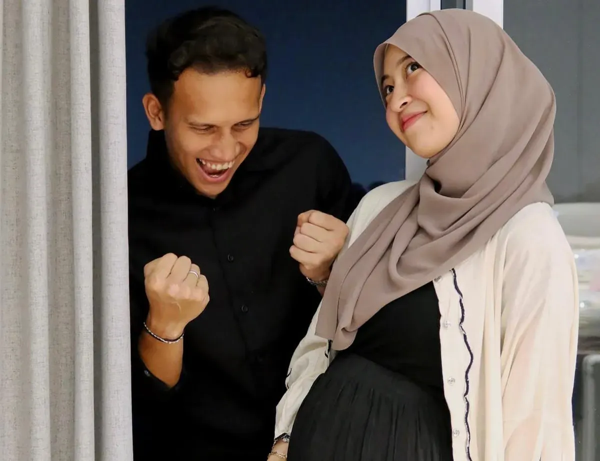 Putri Ustaz Jefri Al Buchori dan Umi Pipik Dian Irawati, Adiba Khanza Az-Zahra, mengumumkan tengah mengandung anak pertamanya dari Egy Maulana Vikri. (Sumber: Instagram/@adiba.knza)