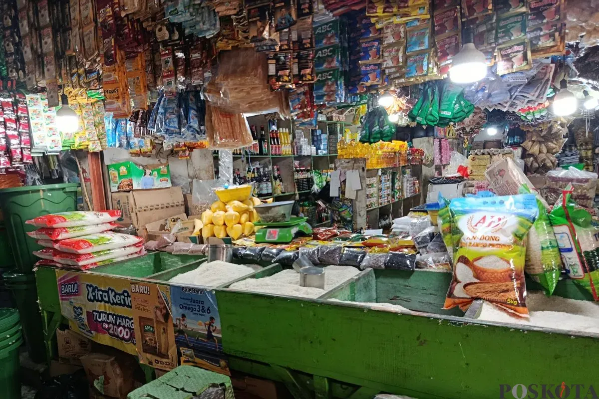 Suasana toko beras di Pasar Babelan Bekasi tampak sepi dan lengang di tengah isu beras oplosan, Jumat, 1 Agustus 2025. (Sumber: Poskota/Nurpini Aulia Rapika)