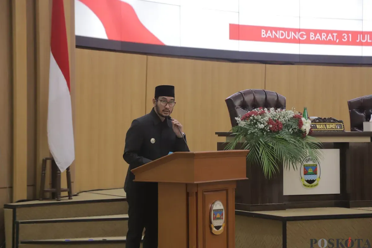 Bupati Bandung Barat,Jeje Ritchie Ismail dalam Rapat Paripurna DPRD di Gedung DPRD KBB, Kecamatan Ngamprah. (Sumber: POSKOTA | Foto: Gatot Poedji Utomo)