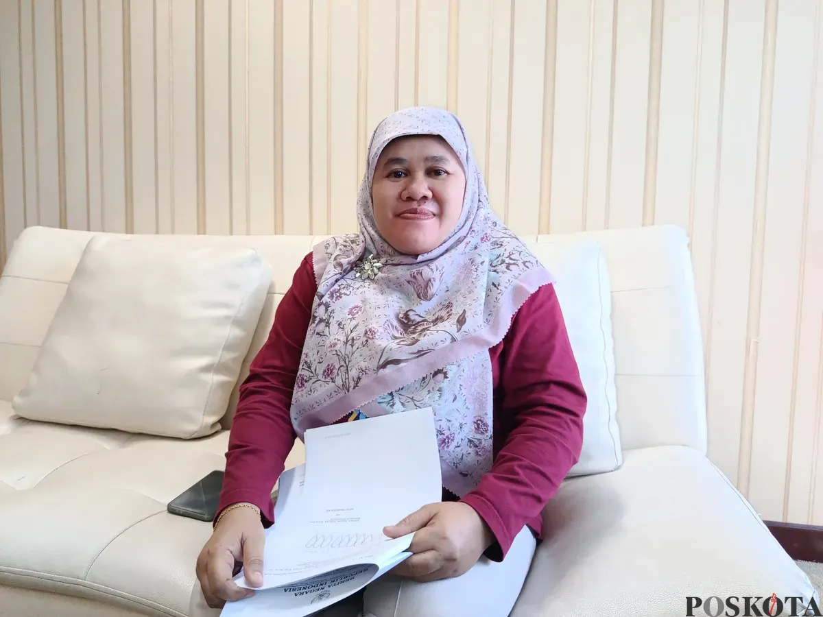 Kepala Bidang Konsumsi dan Keamanan Pangan DKPP Kota Bekasi, Sariyanti, memastikan beras oplosan yang beredar di pasaran masih layak dikonsumsi. (Sumber: POSKOTA | Foto: Nurpini Aulia Rapika)