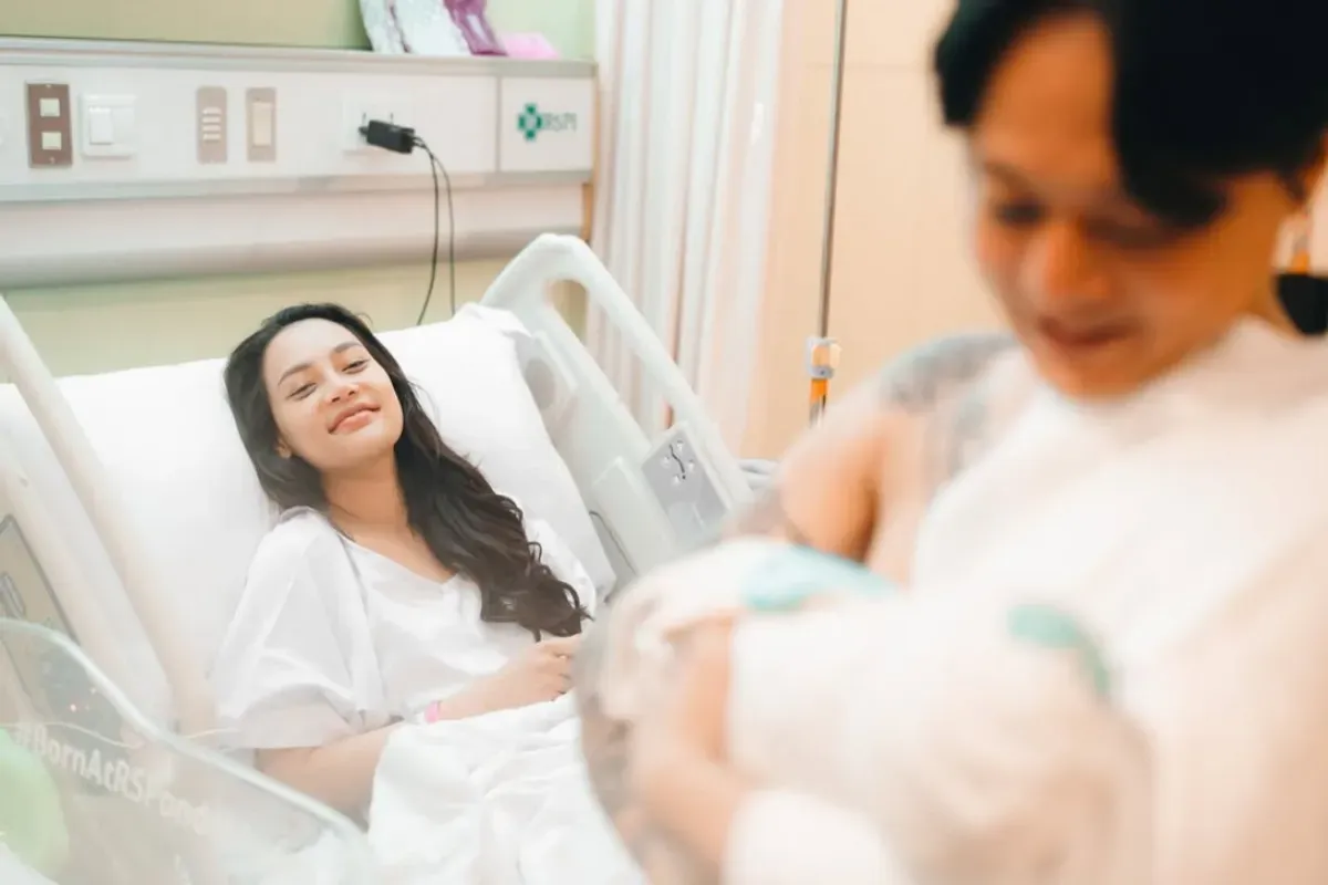 Potret Erika Carlina yang baru saja melahirkan anak pertamanya ditemani sang kekasih, DJ Bravy. (Sumber: Instagram/@bravyson.vconk)