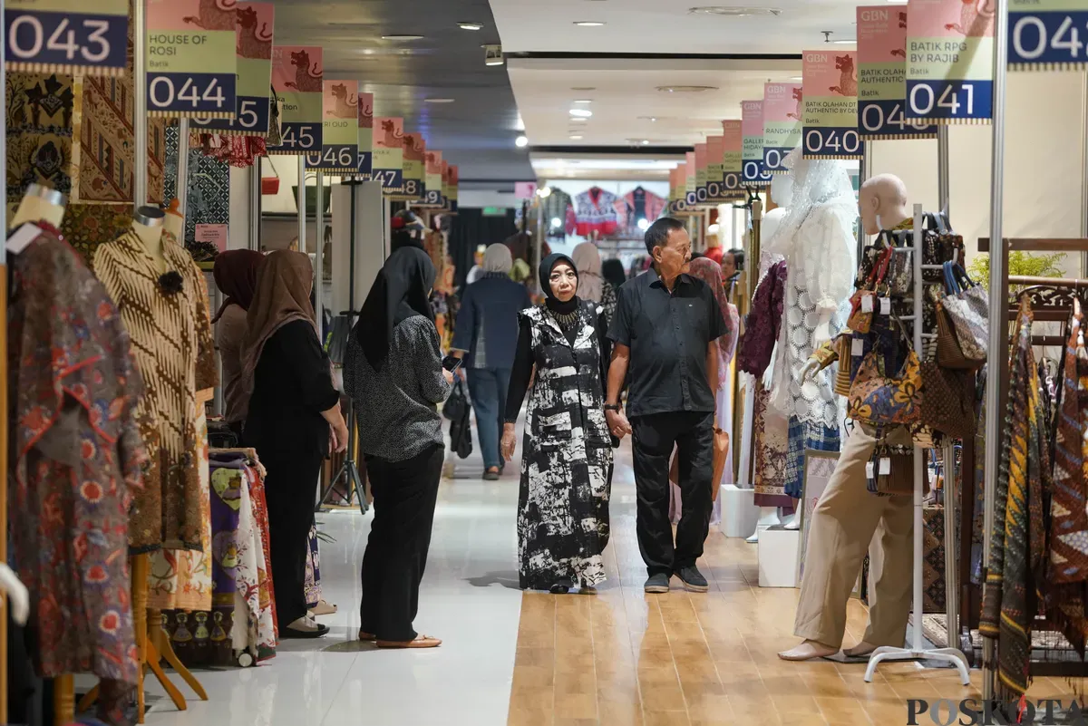 Pengunjung memilih batik di salah satu gerai dalam acara Gelar Batik Nusantara 2025 di Pasaraya Blok M, Jakarta Selatan, Kamis, 31 Juli 2025. (Sumber: Poskota/Bilal Nugraha Ginanjar)