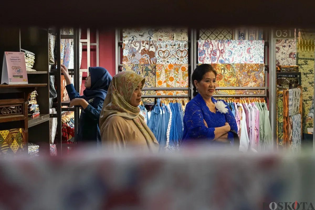 Pengunjung memilih batik di salah satu gerai dalam acara Gelar Batik Nusantara 2025 di Pasaraya Blok M, Jakarta Selatan, Kamis, 31 Juli 2025. (Sumber: Poskota/Bilal Nugraha Ginanjar)