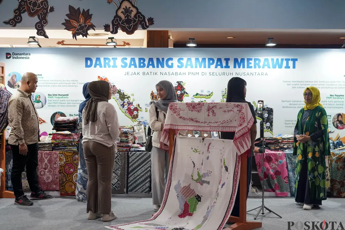 Pengunjung memilih batik di salah satu gerai dalam acara Gelar Batik Nusantara 2025 di Pasaraya Blok M, Jakarta Selatan, Kamis, 31 Juli 2025. (Sumber: Poskota/Bilal Nugraha Ginanjar)