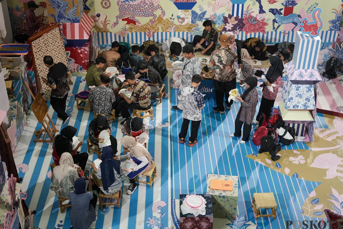 Pengunjung memilih batik di salah satu gerai dalam acara Gelar Batik Nusantara 2025 di Pasaraya Blok M, Jakarta Selatan, Kamis, 31 Juli 2025. (Sumber: Poskota/Bilal Nugraha Ginanjar)