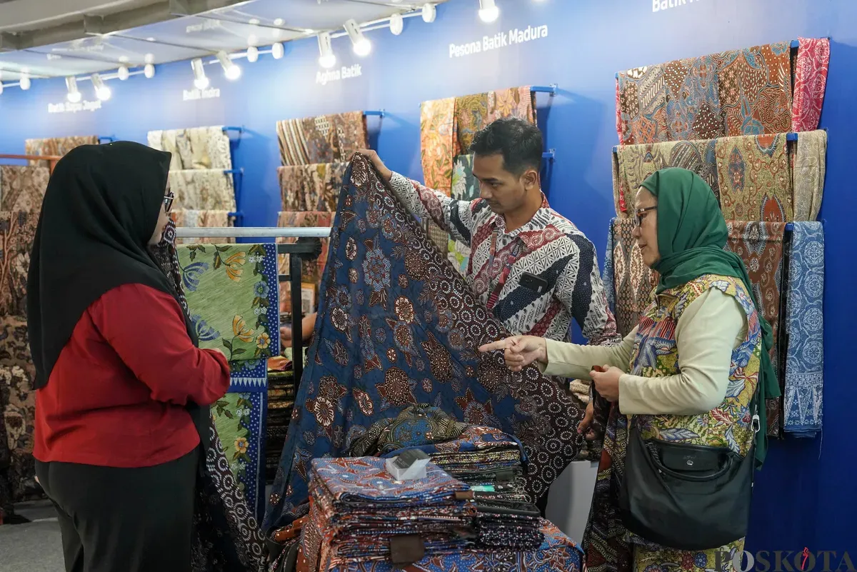 Pengunjung memilih batik di salah satu gerai dalam acara Gelar Batik Nusantara 2025 di Pasaraya Blok M, Jakarta Selatan, Kamis, 31 Juli 2025. (Sumber: Poskota/Bilal Nugraha Ginanjar)