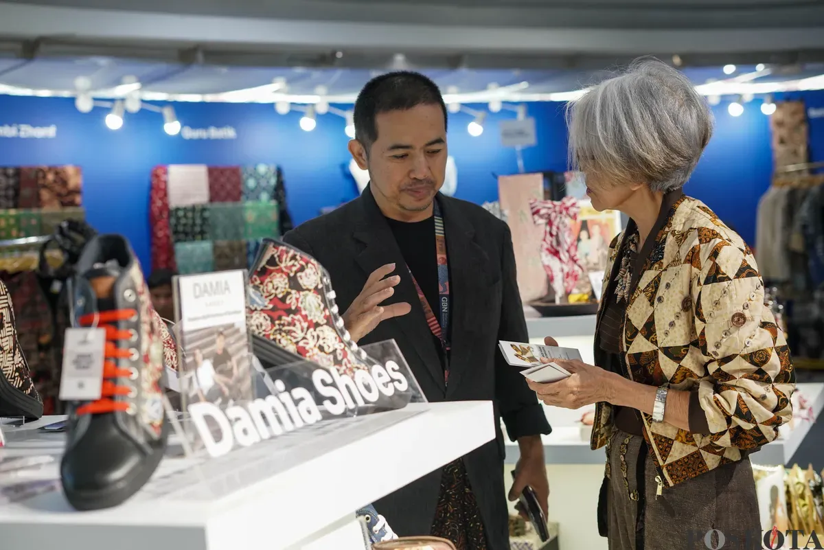Pengunjung memilih batik di salah satu gerai dalam acara Gelar Batik Nusantara 2025 di Pasaraya Blok M, Jakarta Selatan, Kamis, 31 Juli 2025. (Sumber: Poskota/Bilal Nugraha Ginanjar)