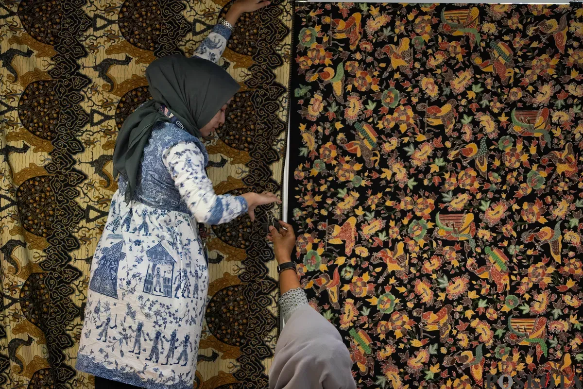 Pengunjung memilih batik di salah satu gerai dalam acara Gelar Batik Nusantara 2025 di Pasaraya Blok M, Jakarta Selatan, Kamis, 31 Juli 2025. (Sumber: Poskota/Bilal Nugraha Ginanjar)
