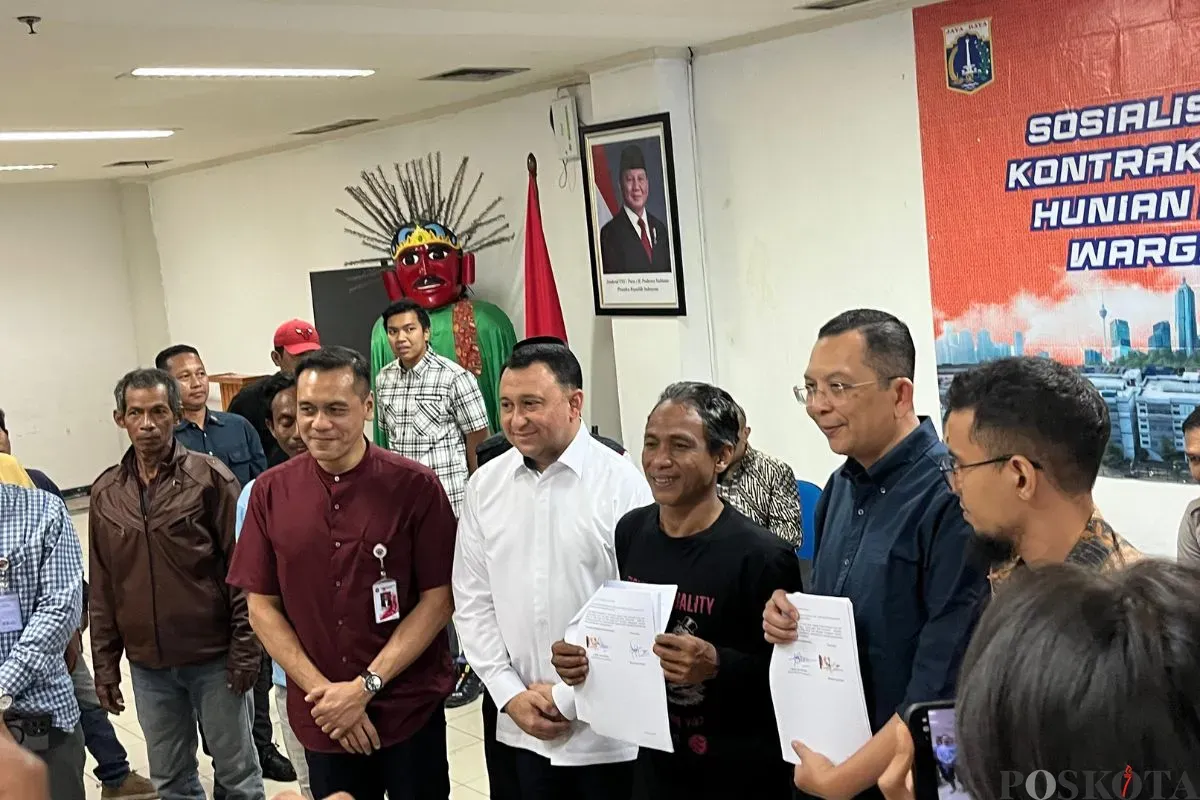 Ketua Kelompok Tani Madani Kampung Bayam saat menekan kontrak dengan Pemkot Jakarta Utara, Jumat, 1 Agustus 2025. (Sumber: Poskota/Muhammad Tegar Jihad)