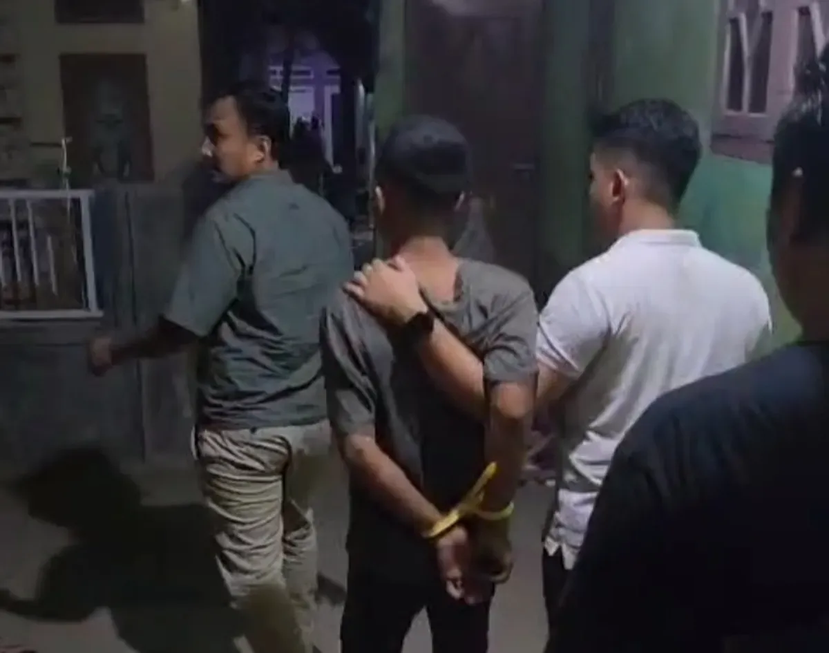 Salah satu tersangka curat ketika diminta untuk menunjukan lokasi barang hasil curian. (Sumber: Polres Serang)