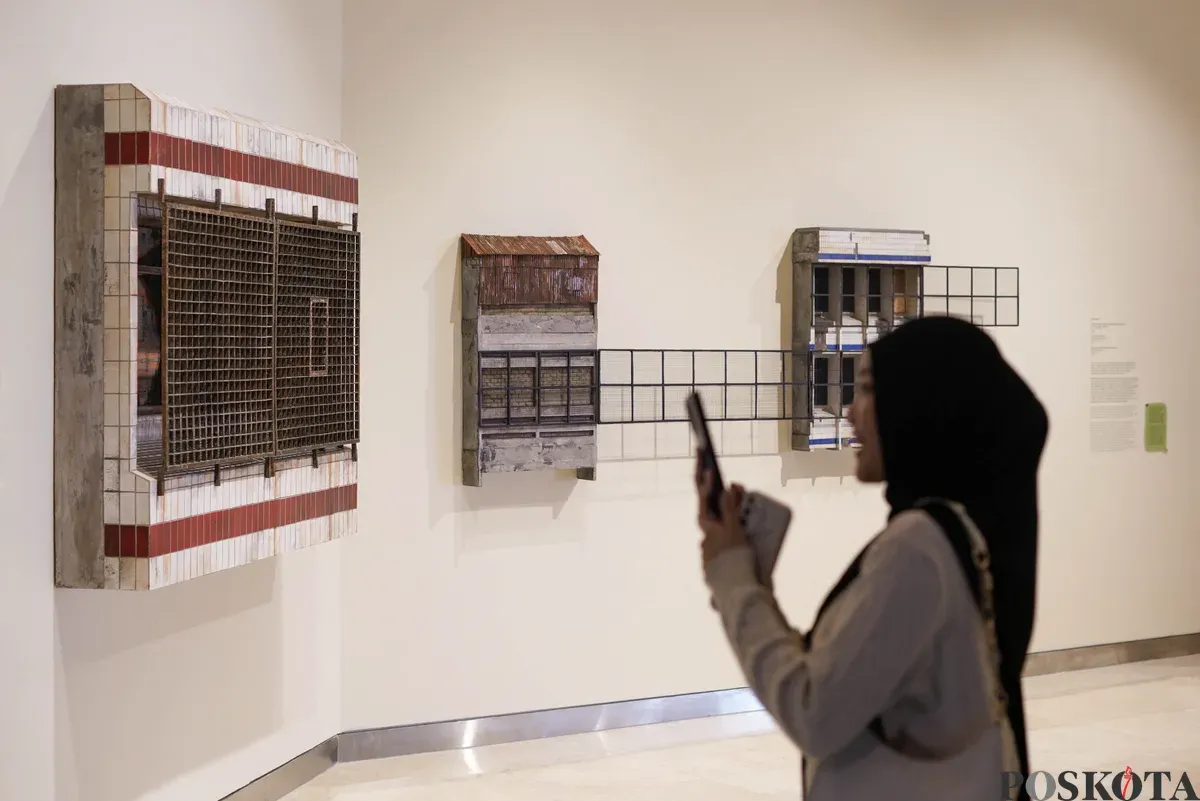 Pengunjung melihat instalasi karya pada Pameran Beyond Unsettled Pass di Pusat Kebudayaan Belanda Erasmus Huis, Jakarta Selatan, Kamis 31 Juli 2025. (Sumber: Poskota/Bilal Nugraha Ginanjar)
