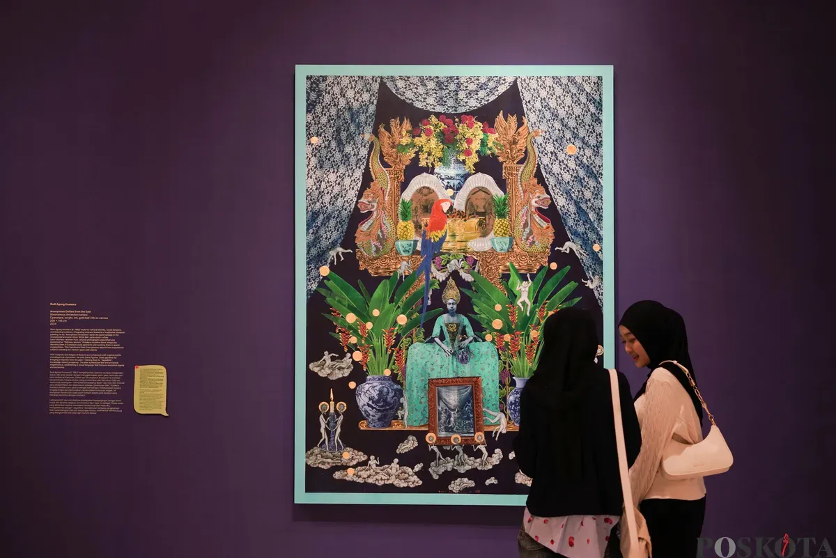 Pengunjung melihat instalasi karya pada Pameran Beyond Unsettled Pass di Pusat Kebudayaan Belanda Erasmus Huis, Jakarta Selatan, Kamis 31 Juli 2025. (Sumber: Poskota/Bilal Nugraha Ginanjar)