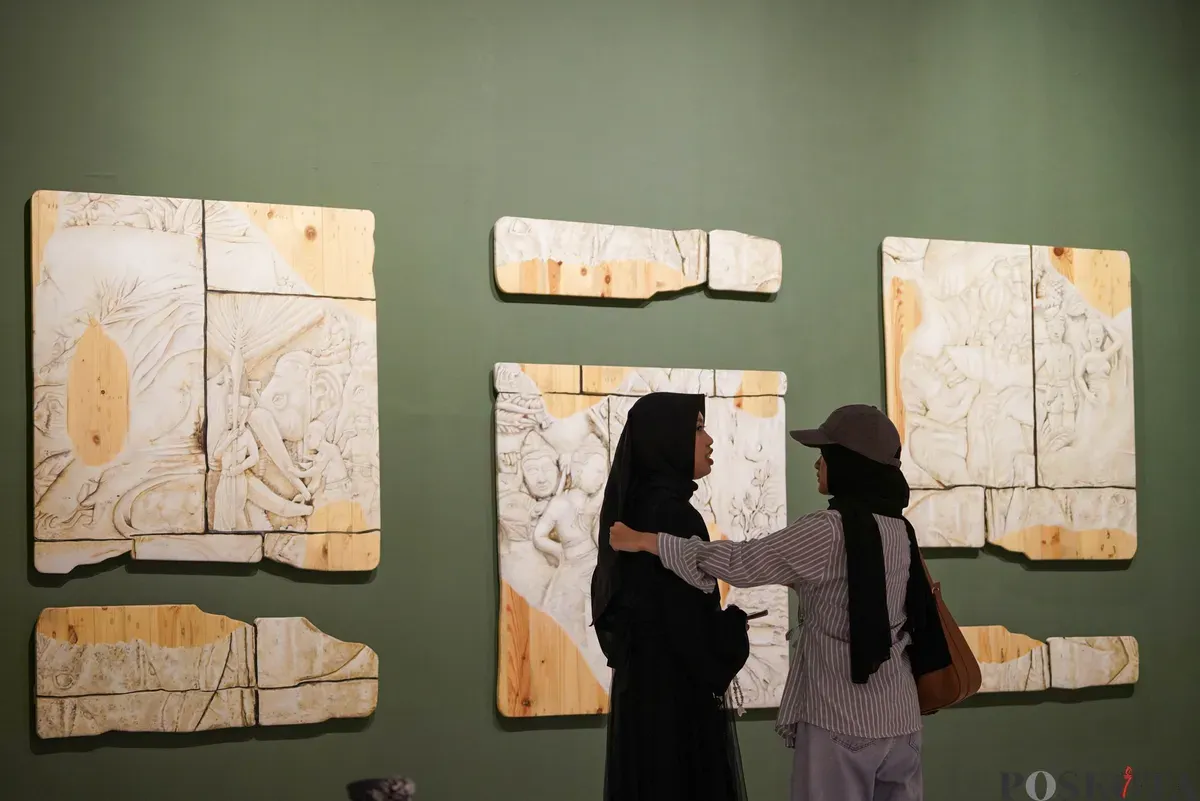 Pengunjung melihat instalasi karya pada Pameran Beyond Unsettled Pass di Pusat Kebudayaan Belanda Erasmus Huis, Jakarta Selatan, Kamis 31 Juli 2025. (Sumber: Poskota/Bilal Nugraha Ginanjar)